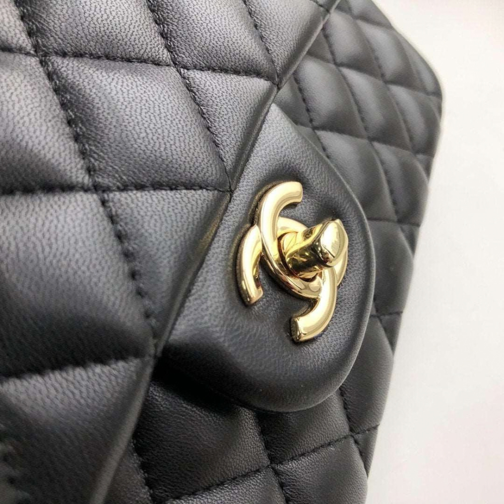 Chanel Classic Flap Bag Black Quilted Lambskin Gold CC Chain Shoulder Bag Medium